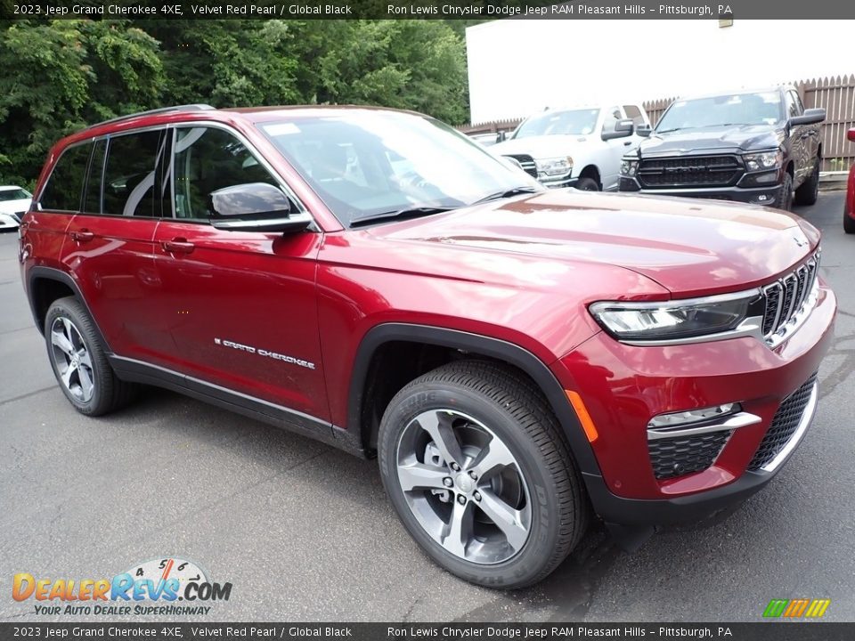 Front 3/4 View of 2023 Jeep Grand Cherokee 4XE Photo #8