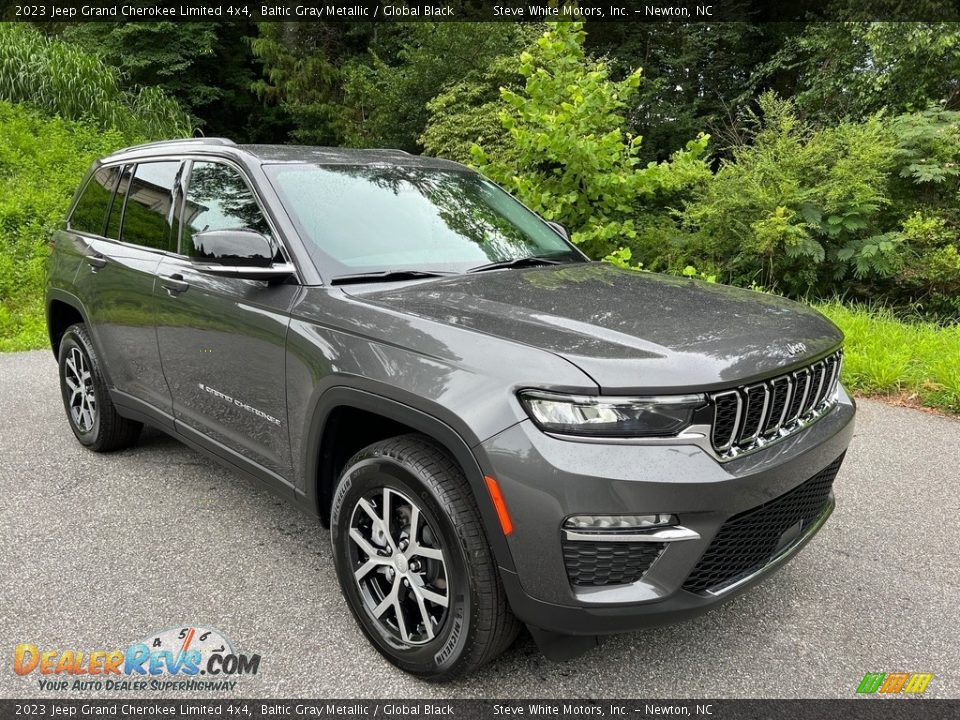 Front 3/4 View of 2023 Jeep Grand Cherokee Limited 4x4 Photo #4