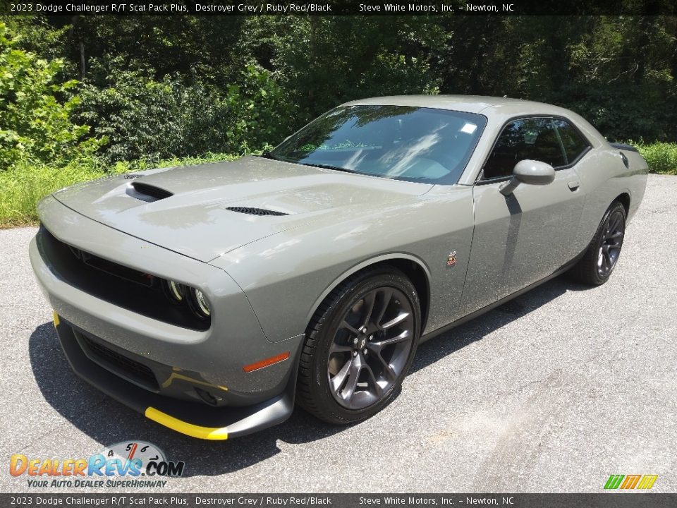 Front 3/4 View of 2023 Dodge Challenger R/T Scat Pack Plus Photo #2