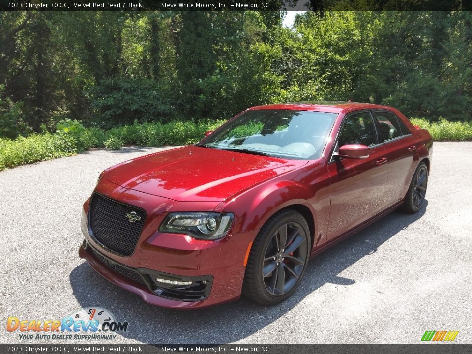 Front 3/4 View of 2023 Chrysler 300 C Photo #2