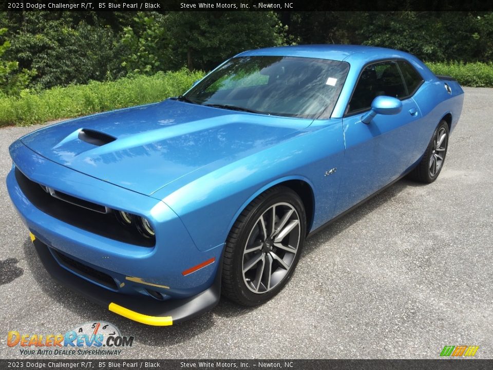 Front 3/4 View of 2023 Dodge Challenger R/T Photo #2