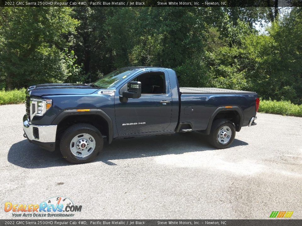 Front 3/4 View of 2022 GMC Sierra 2500HD Regular Cab 4WD Photo #3