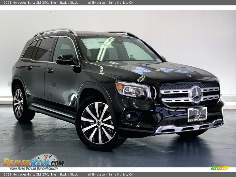 Front 3/4 View of 2023 Mercedes-Benz GLB 250 Photo #12