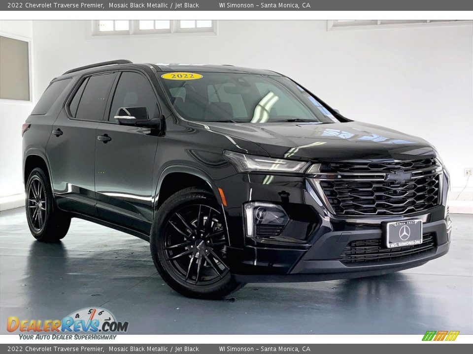 Front 3/4 View of 2022 Chevrolet Traverse Premier Photo #33