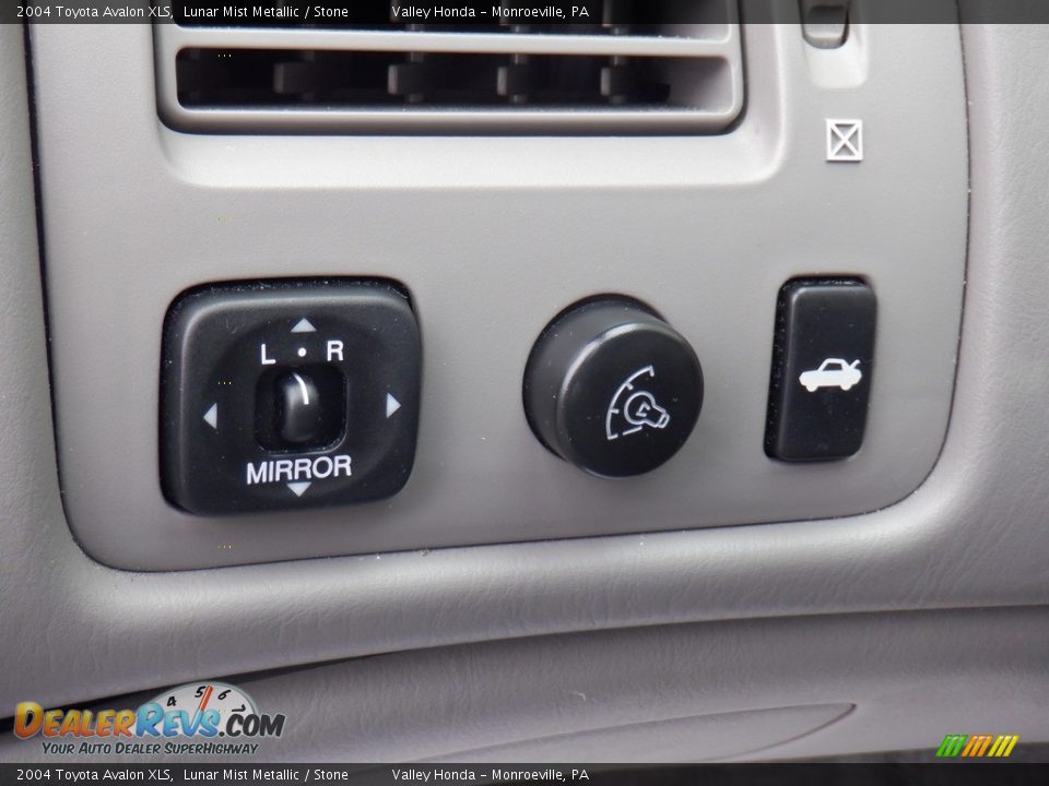 Controls of 2004 Toyota Avalon XLS Photo #12