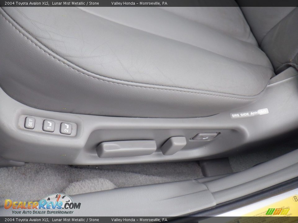 Front Seat of 2004 Toyota Avalon XLS Photo #14
