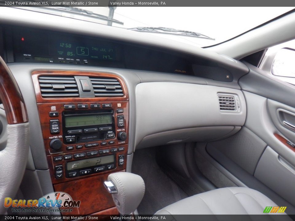 Dashboard of 2004 Toyota Avalon XLS Photo #16