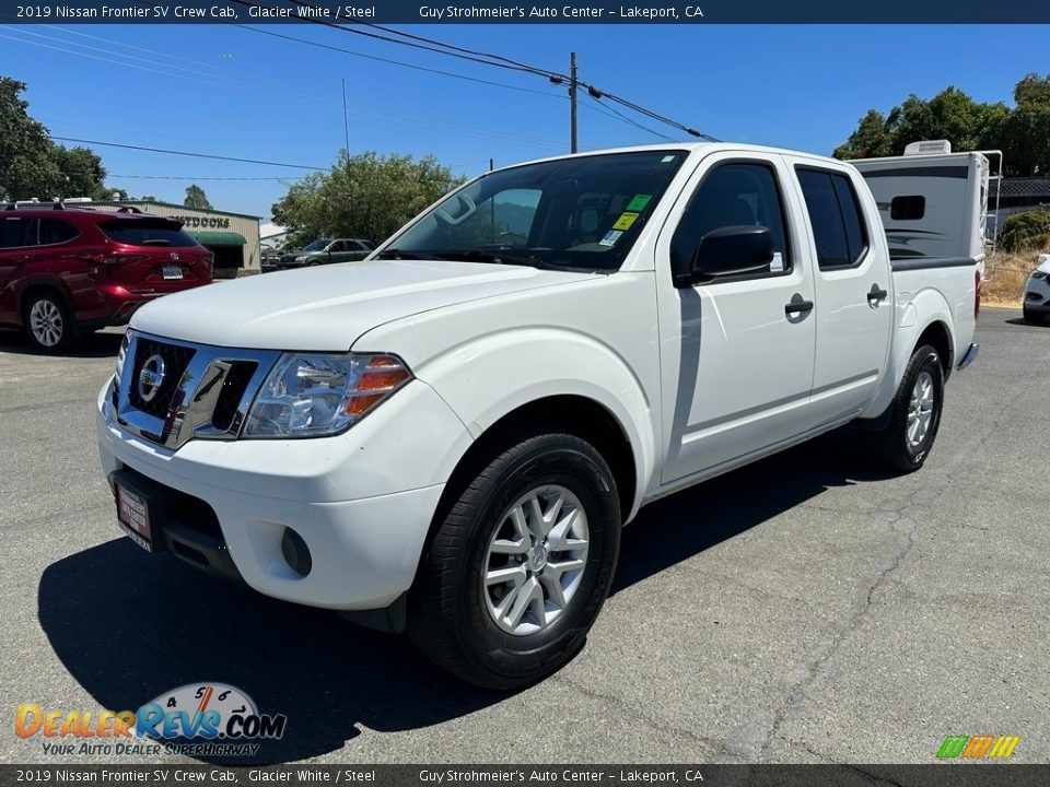 Front 3/4 View of 2019 Nissan Frontier SV Crew Cab Photo #3