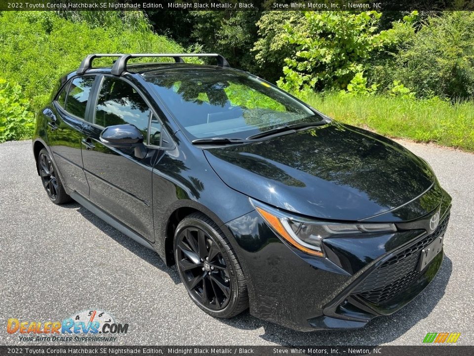 Front 3/4 View of 2022 Toyota Corolla Hatchback SE Nightshade Edition Photo #4