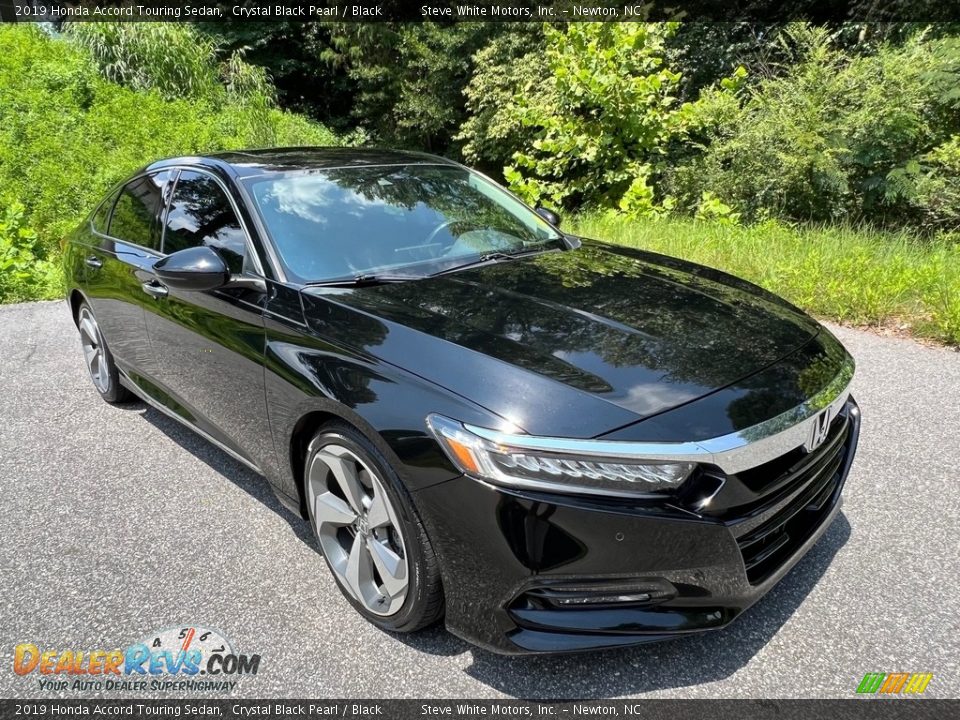 Front 3/4 View of 2019 Honda Accord Touring Sedan Photo #5