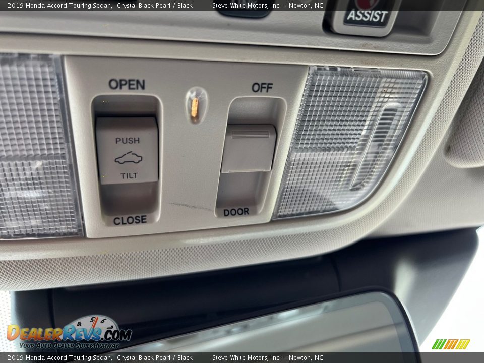 Controls of 2019 Honda Accord Touring Sedan Photo #26