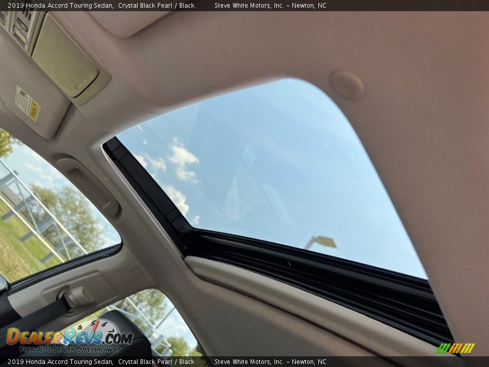 Sunroof of 2019 Honda Accord Touring Sedan Photo #27