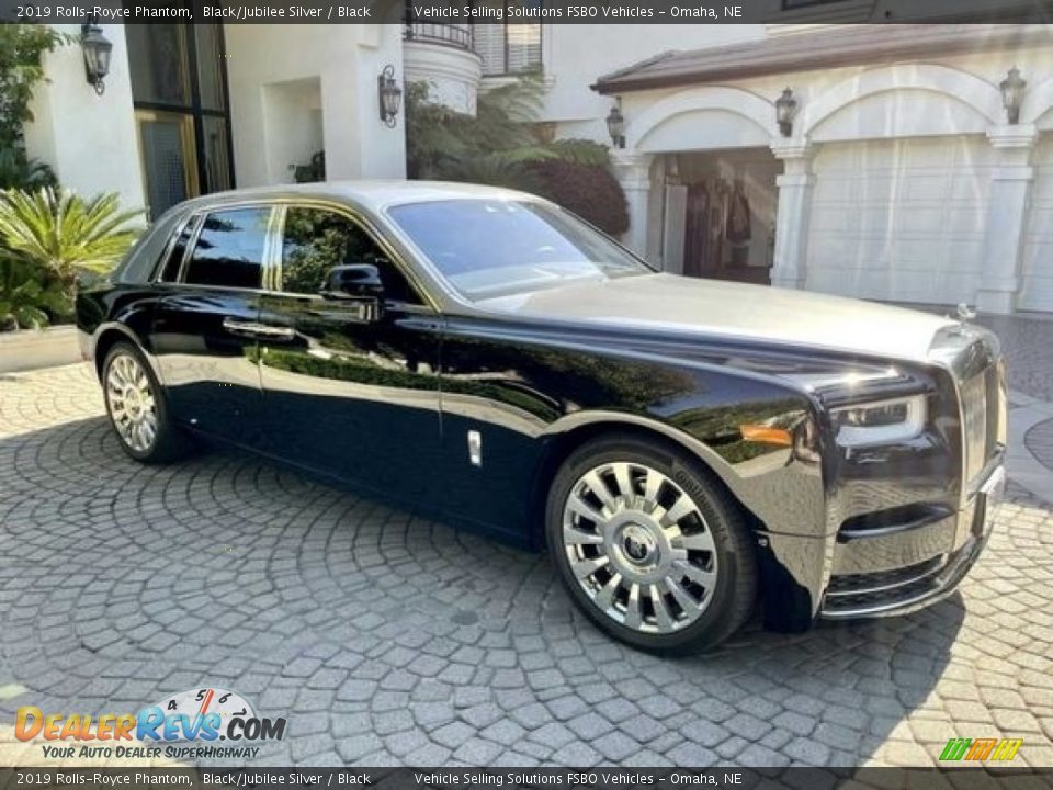 Black/Jubilee Silver 2019 Rolls-Royce Phantom  Photo #16