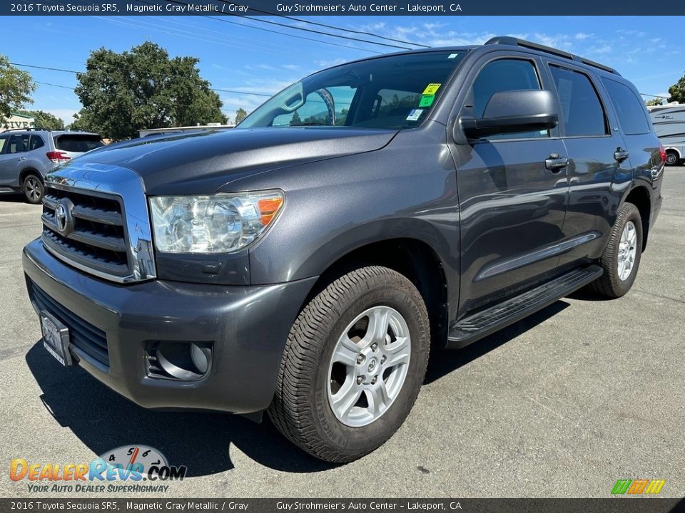 Front 3/4 View of 2016 Toyota Sequoia SR5 Photo #3