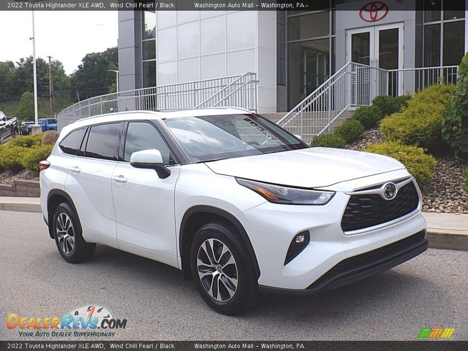Front 3/4 View of 2022 Toyota Highlander XLE AWD Photo #1