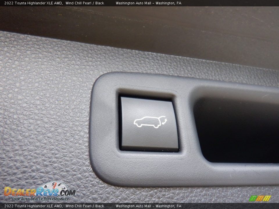 2022 Toyota Highlander XLE AWD Wind Chill Pearl / Black Photo #33