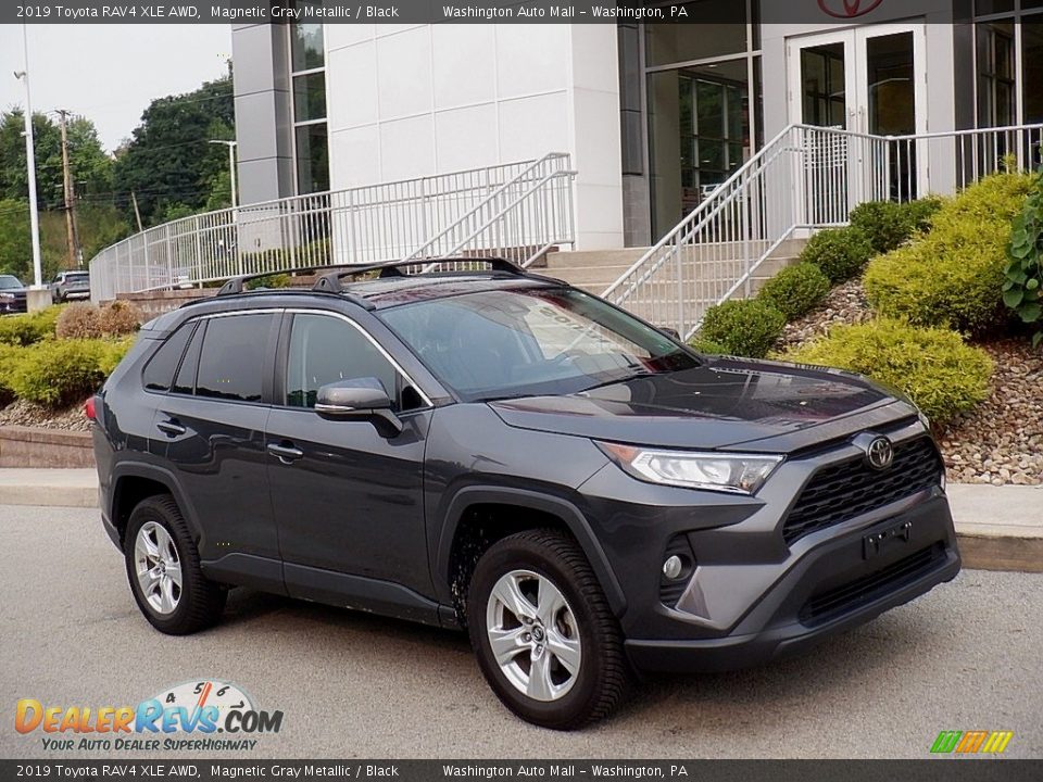Front 3/4 View of 2019 Toyota RAV4 XLE AWD Photo #1