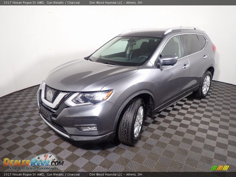 Front 3/4 View of 2017 Nissan Rogue SV AWD Photo #9