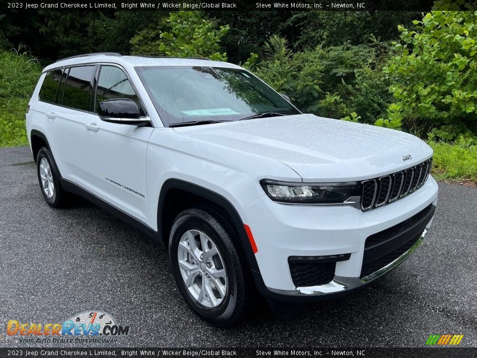 Front 3/4 View of 2023 Jeep Grand Cherokee L Limited Photo #4