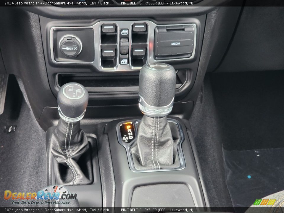 2024 Jeep Wrangler 4-Door Sahara 4xe Hybrid Shifter Photo #10