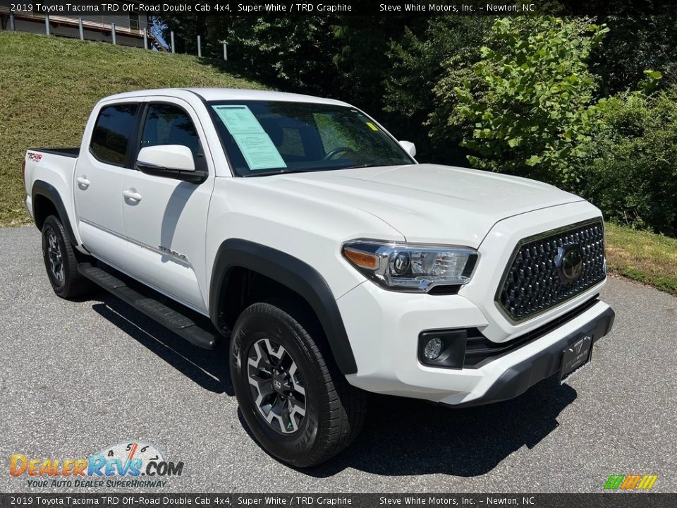 Front 3/4 View of 2019 Toyota Tacoma TRD Off-Road Double Cab 4x4 Photo #5