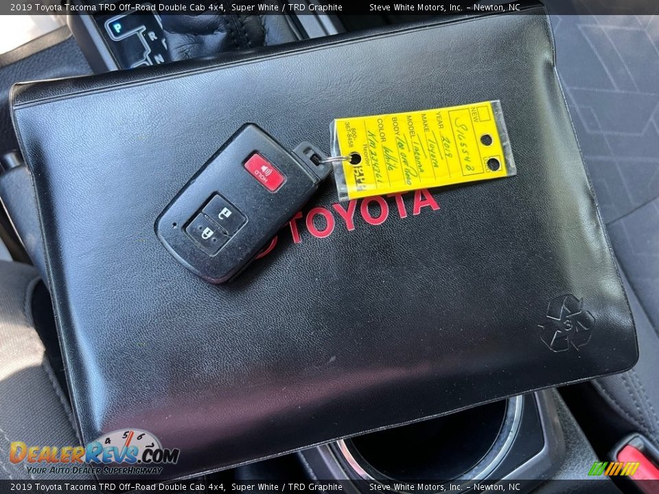 2019 Toyota Tacoma TRD Off-Road Double Cab 4x4 Super White / TRD Graphite Photo #28
