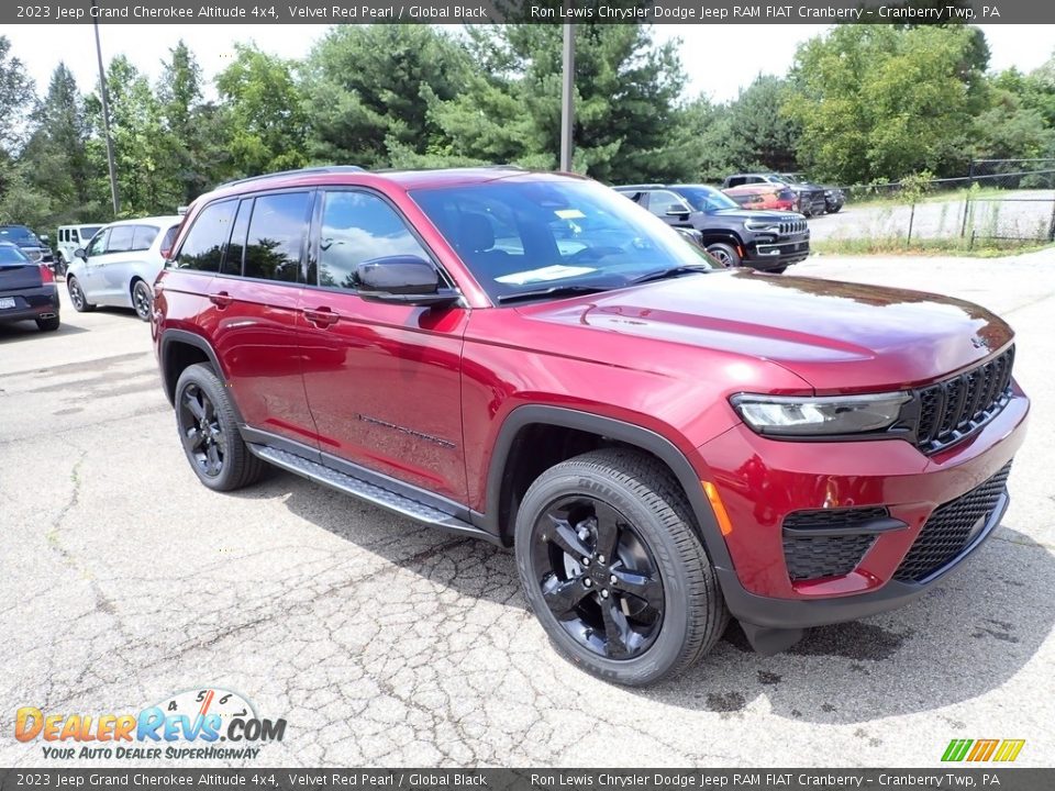 Front 3/4 View of 2023 Jeep Grand Cherokee Altitude 4x4 Photo #7