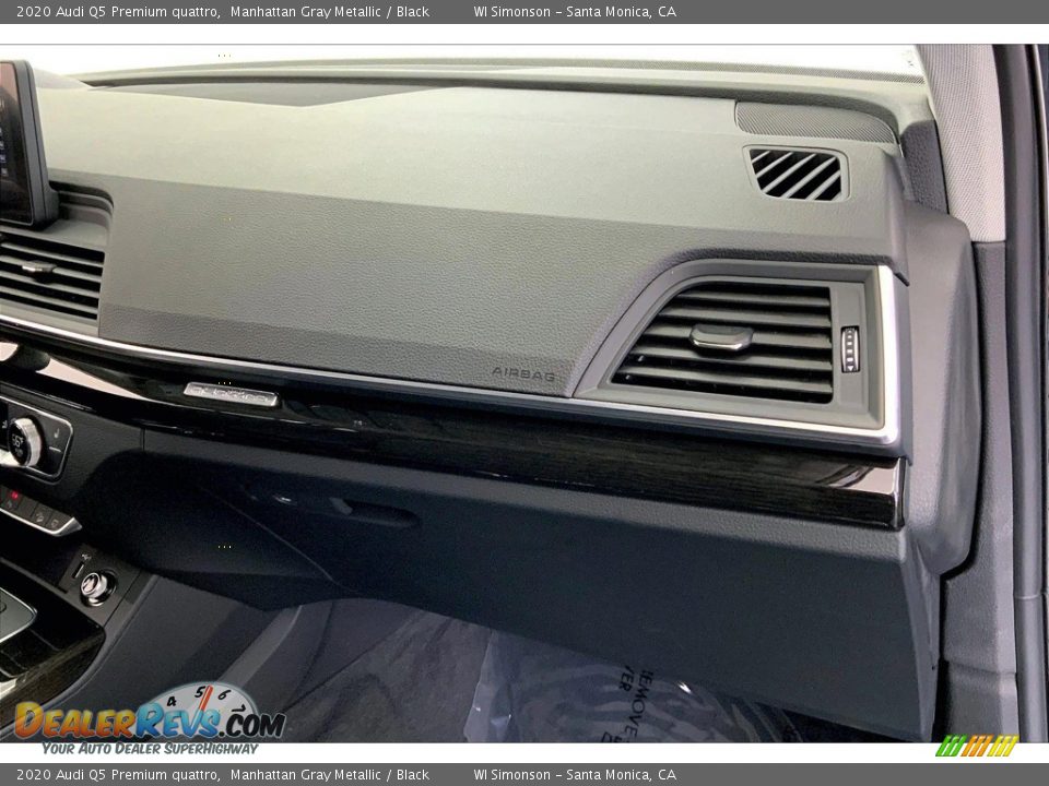 Dashboard of 2020 Audi Q5 Premium quattro Photo #16
