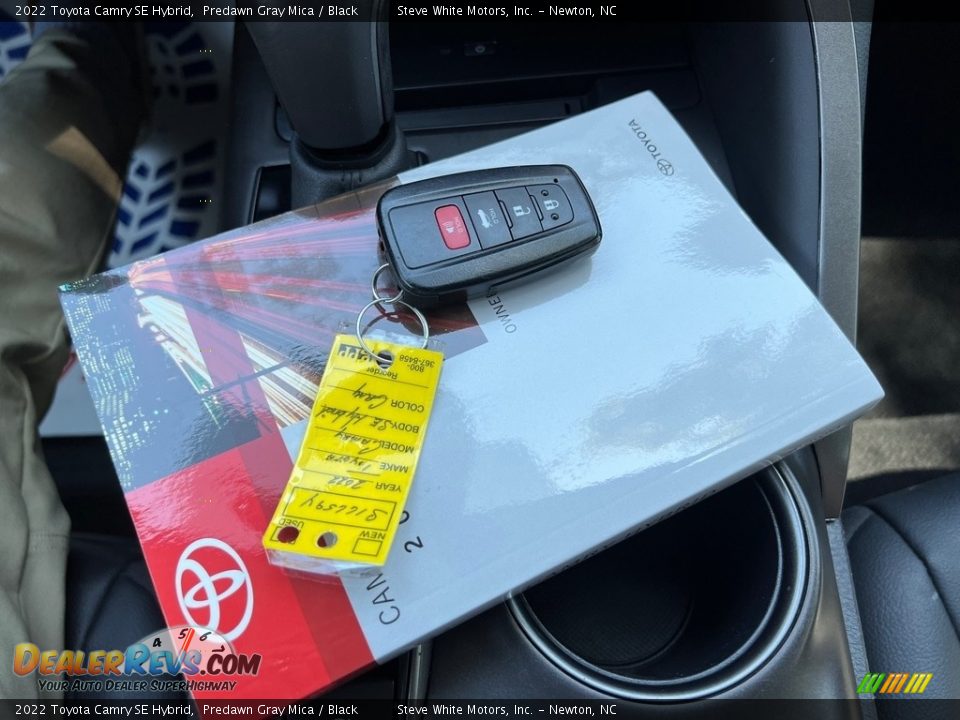 Keys of 2022 Toyota Camry SE Hybrid Photo #30