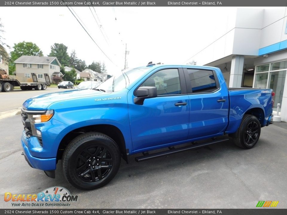 Front 3/4 View of 2024 Chevrolet Silverado 1500 Custom Crew Cab 4x4 Photo #1