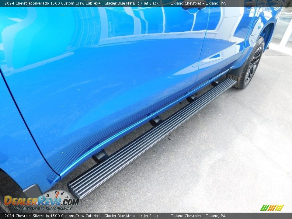 2024 Chevrolet Silverado 1500 Custom Crew Cab 4x4 Glacier Blue Metallic / Jet Black Photo #18