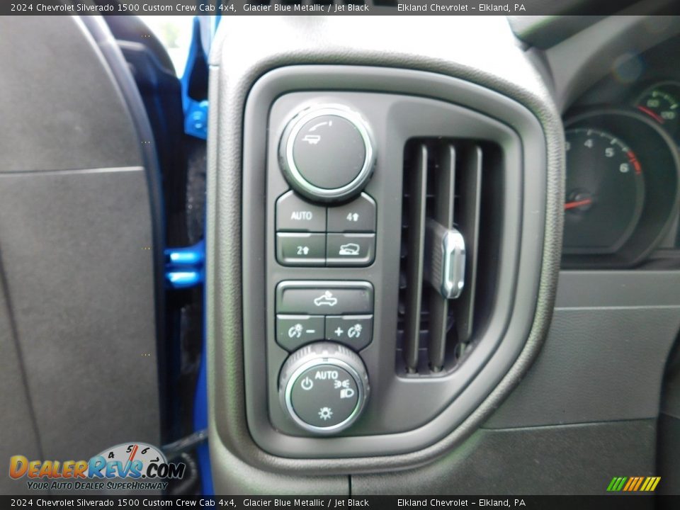 Controls of 2024 Chevrolet Silverado 1500 Custom Crew Cab 4x4 Photo #28