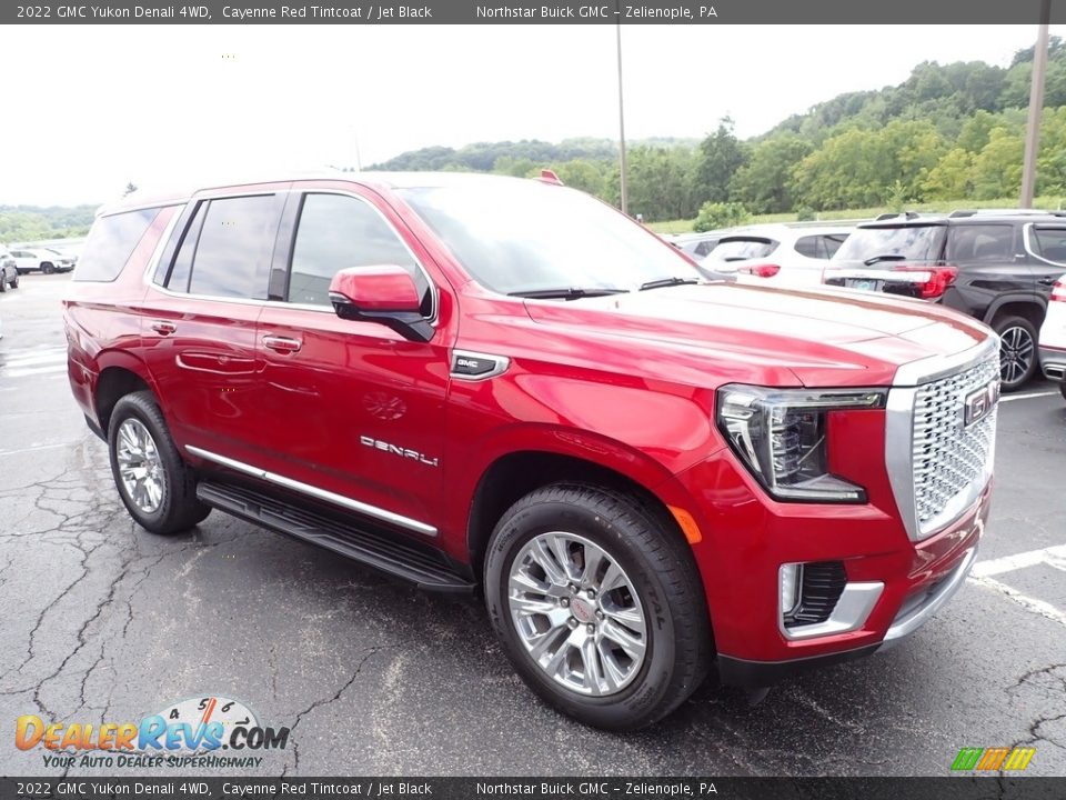 Front 3/4 View of 2022 GMC Yukon Denali 4WD Photo #9