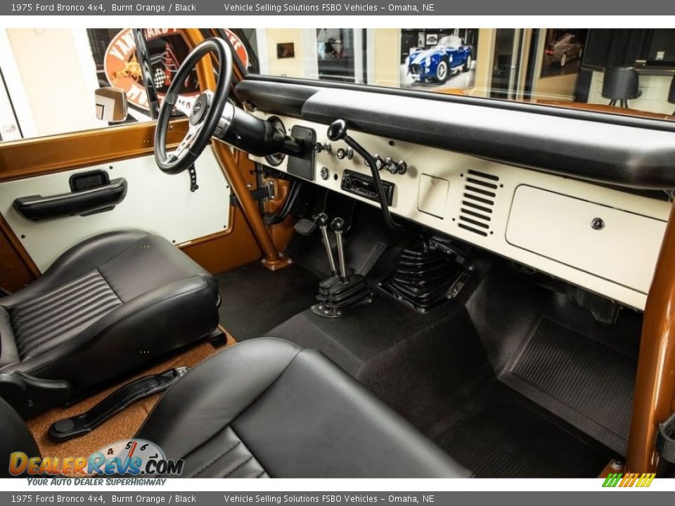 Dashboard of 1975 Ford Bronco 4x4 Photo #4