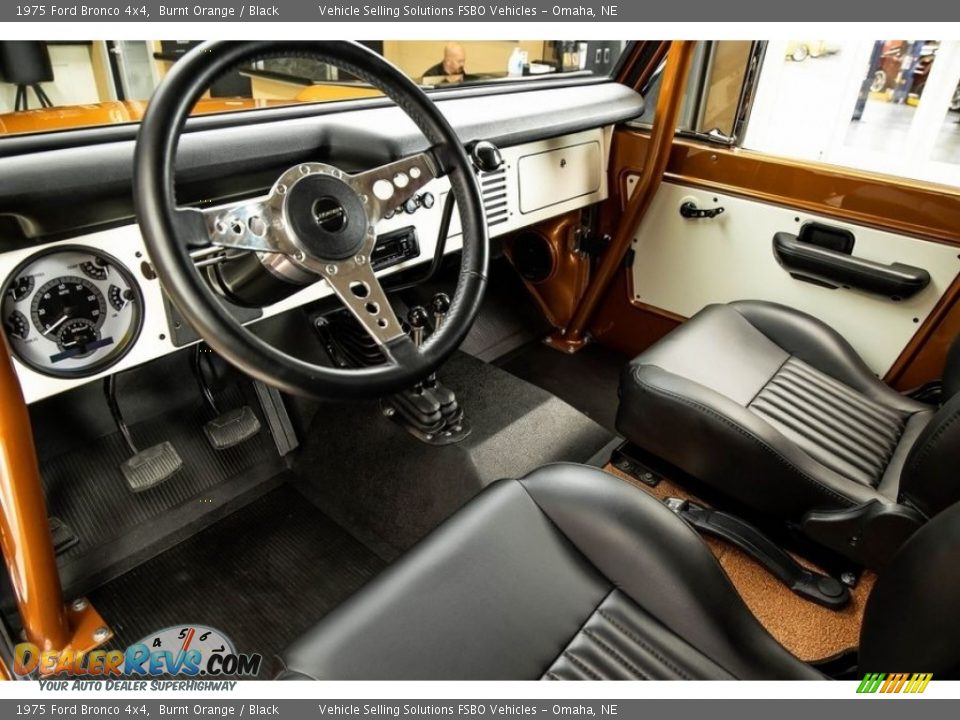 Front Seat of 1975 Ford Bronco 4x4 Photo #6
