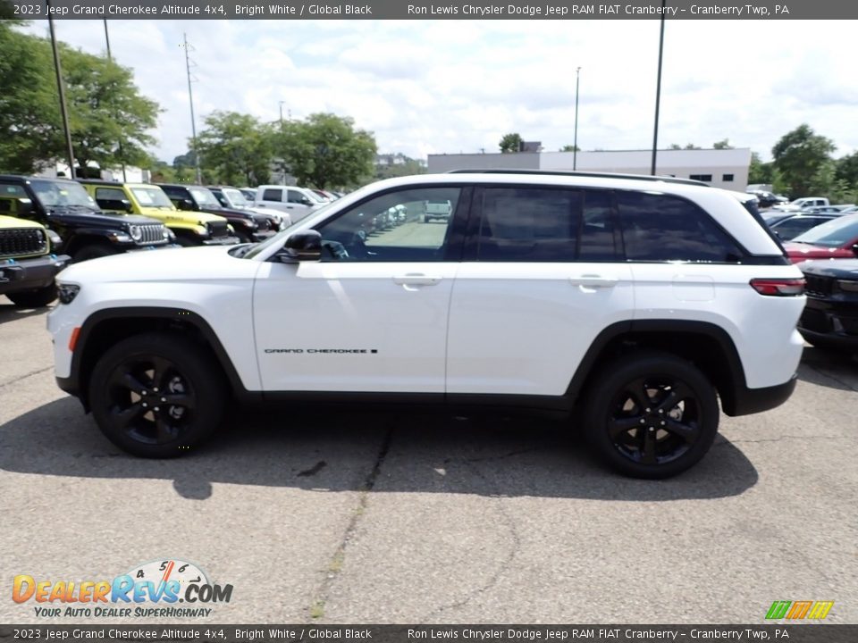 2023 Jeep Grand Cherokee Altitude 4x4 Bright White / Global Black Photo #2