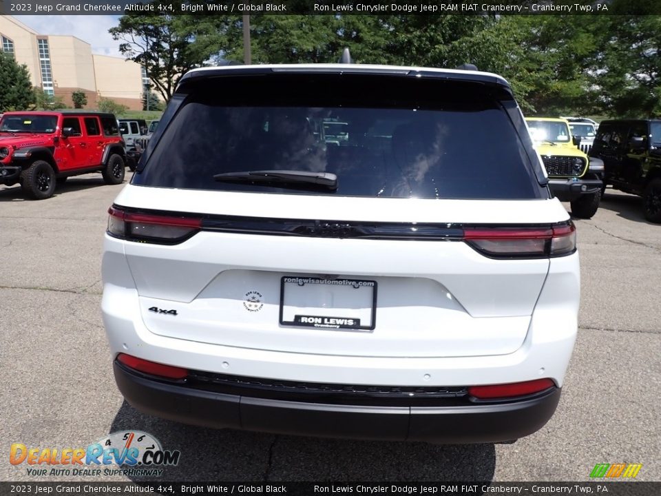 2023 Jeep Grand Cherokee Altitude 4x4 Bright White / Global Black Photo #4