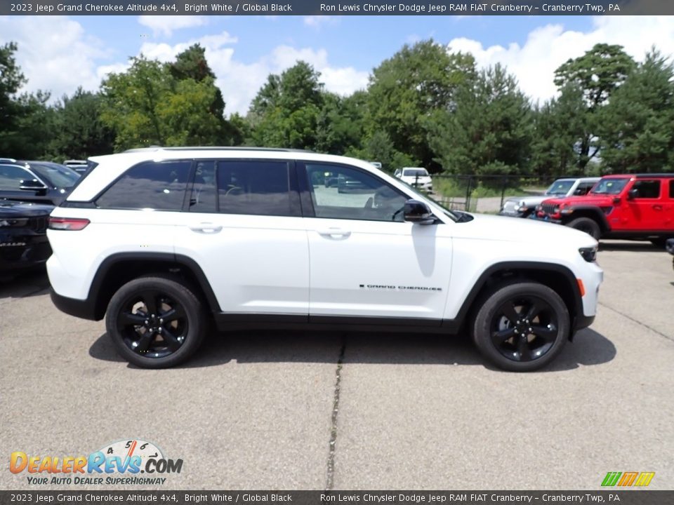 2023 Jeep Grand Cherokee Altitude 4x4 Bright White / Global Black Photo #6