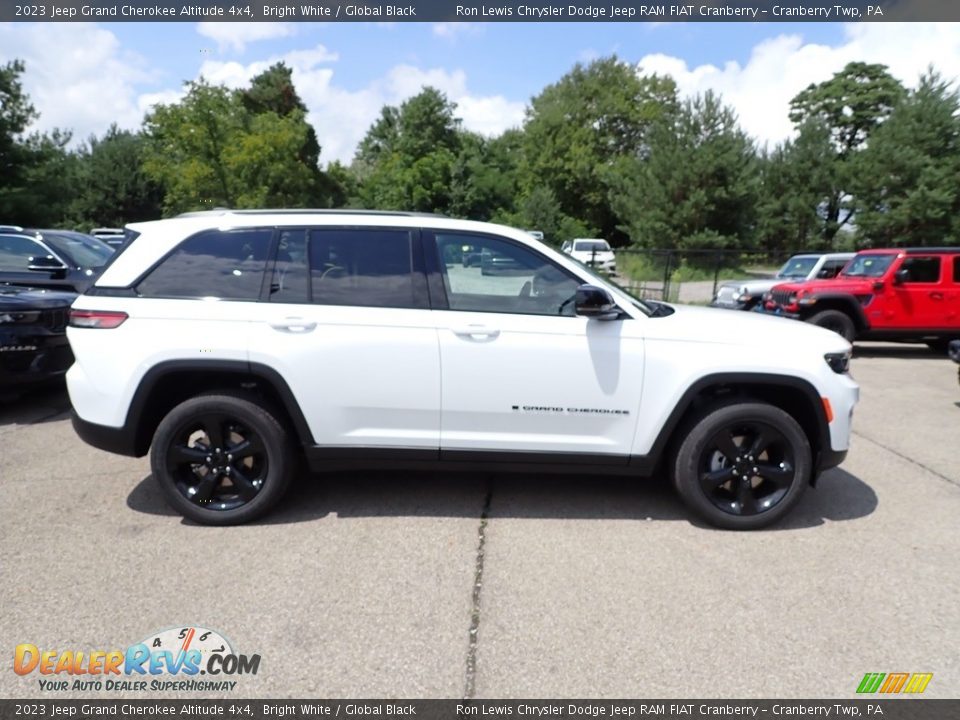 2023 Jeep Grand Cherokee Altitude 4x4 Bright White / Global Black Photo #6