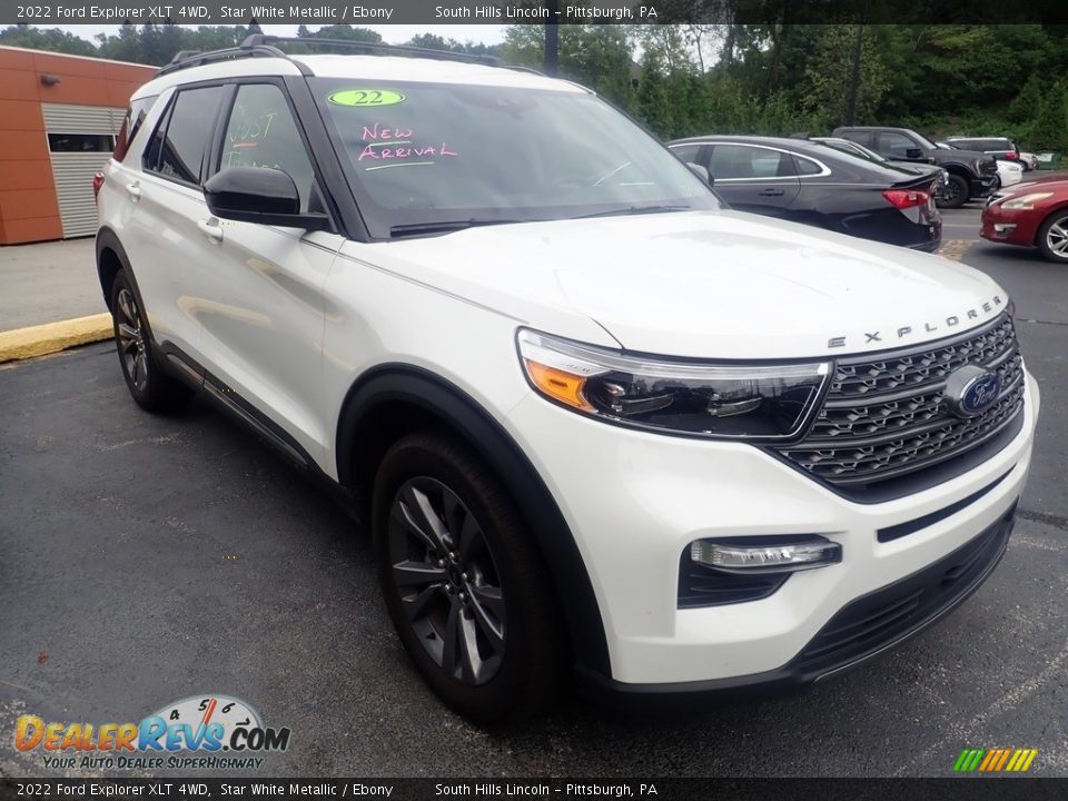 Front 3/4 View of 2022 Ford Explorer XLT 4WD Photo #5