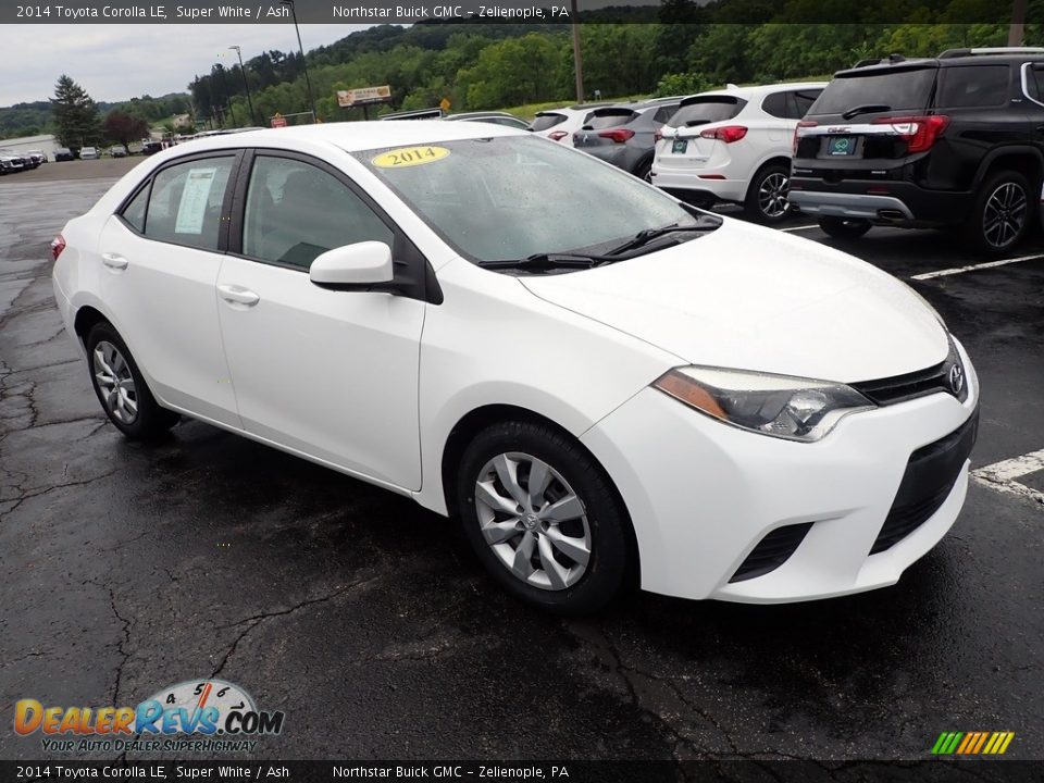 Front 3/4 View of 2014 Toyota Corolla LE Photo #9