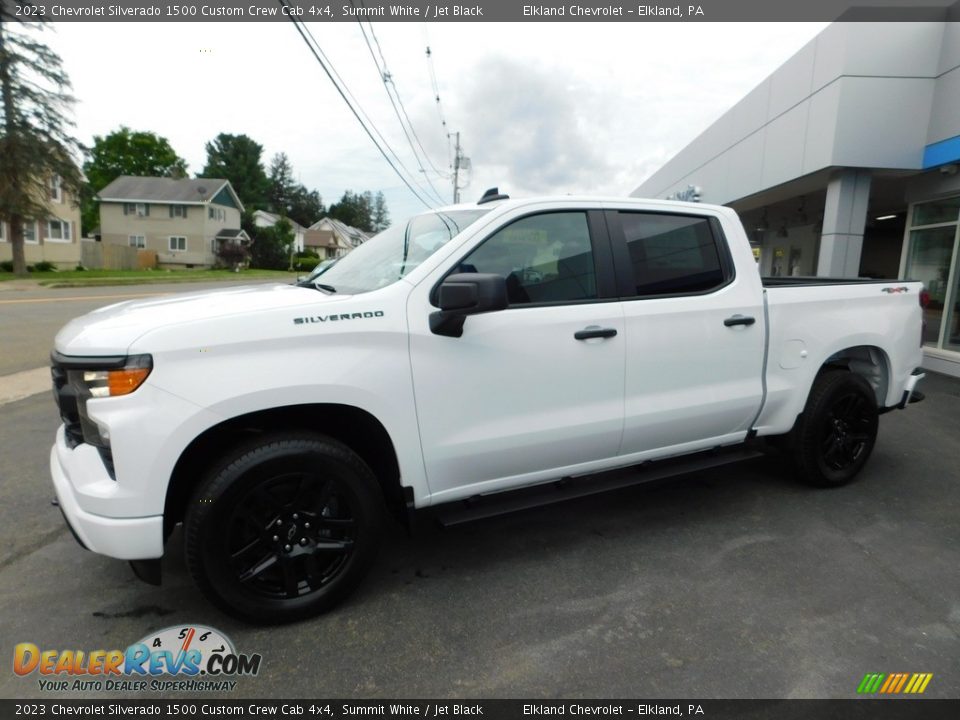 Front 3/4 View of 2023 Chevrolet Silverado 1500 Custom Crew Cab 4x4 Photo #13