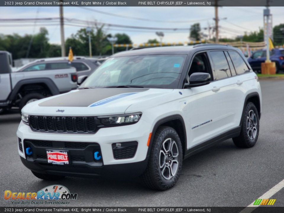 Front 3/4 View of 2023 Jeep Grand Cherokee Trailhawk 4XE Photo #1