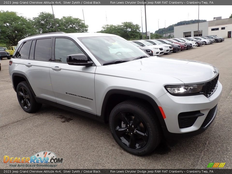 Front 3/4 View of 2023 Jeep Grand Cherokee Altitude 4x4 Photo #7