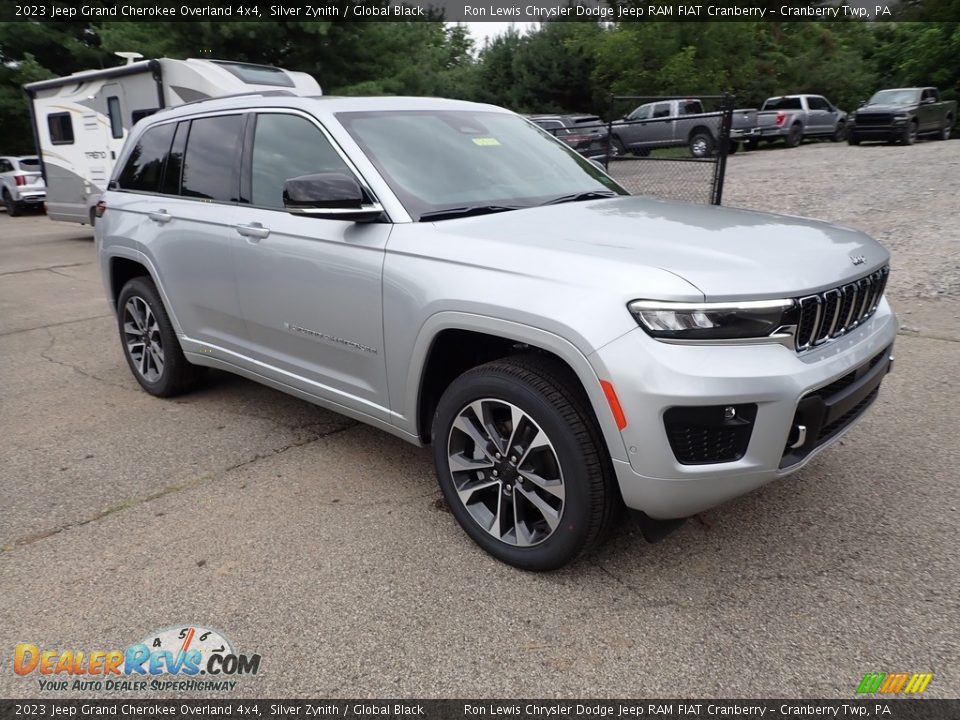 Front 3/4 View of 2023 Jeep Grand Cherokee Overland 4x4 Photo #7