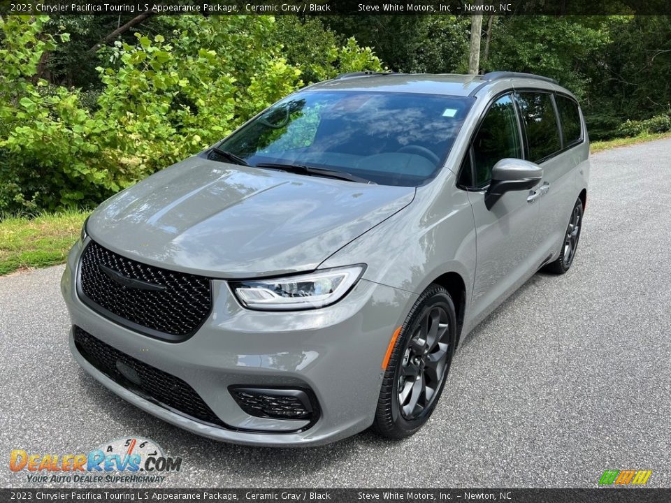 2023 Chrysler Pacifica Touring L S Appearance Package Ceramic Gray / Black Photo #2