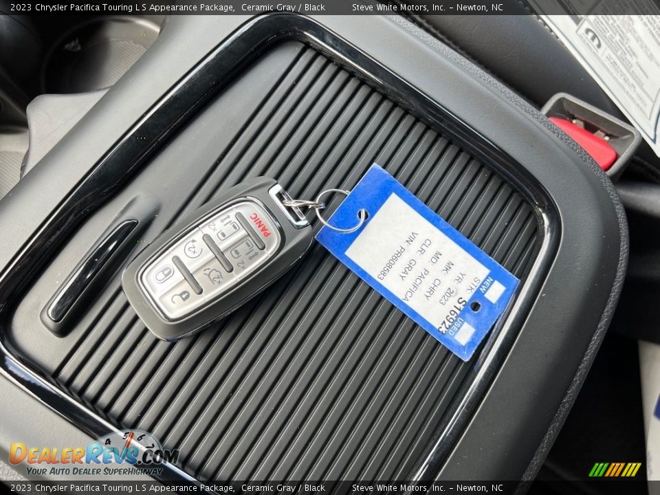 Keys of 2023 Chrysler Pacifica Touring L S Appearance Package Photo #32