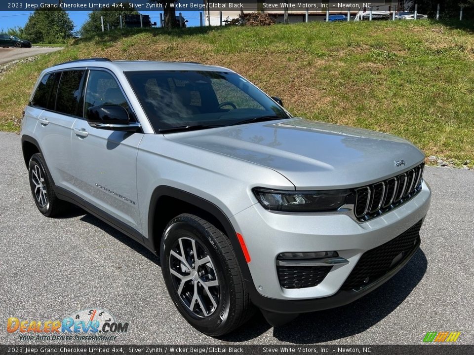 Front 3/4 View of 2023 Jeep Grand Cherokee Limited 4x4 Photo #4