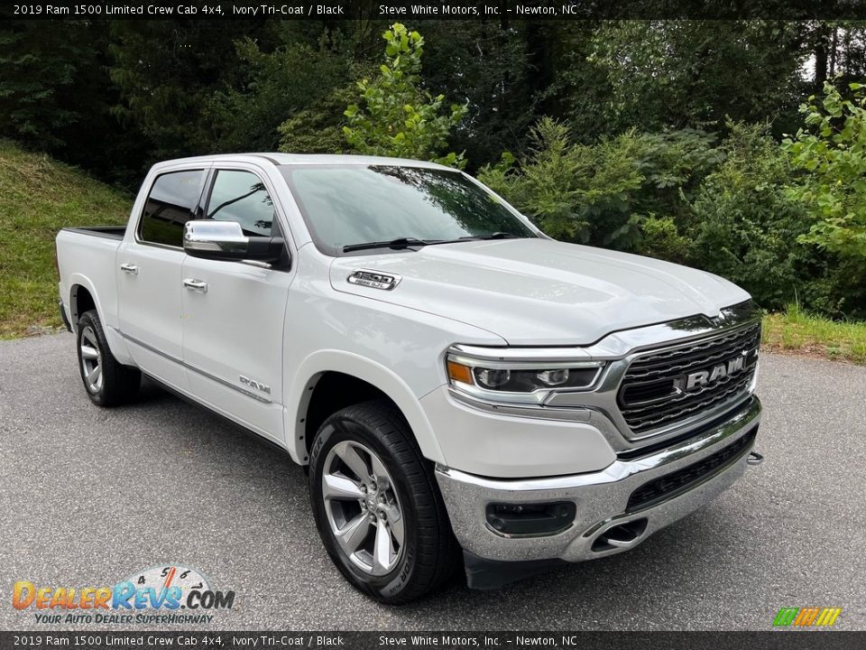 Front 3/4 View of 2019 Ram 1500 Limited Crew Cab 4x4 Photo #4