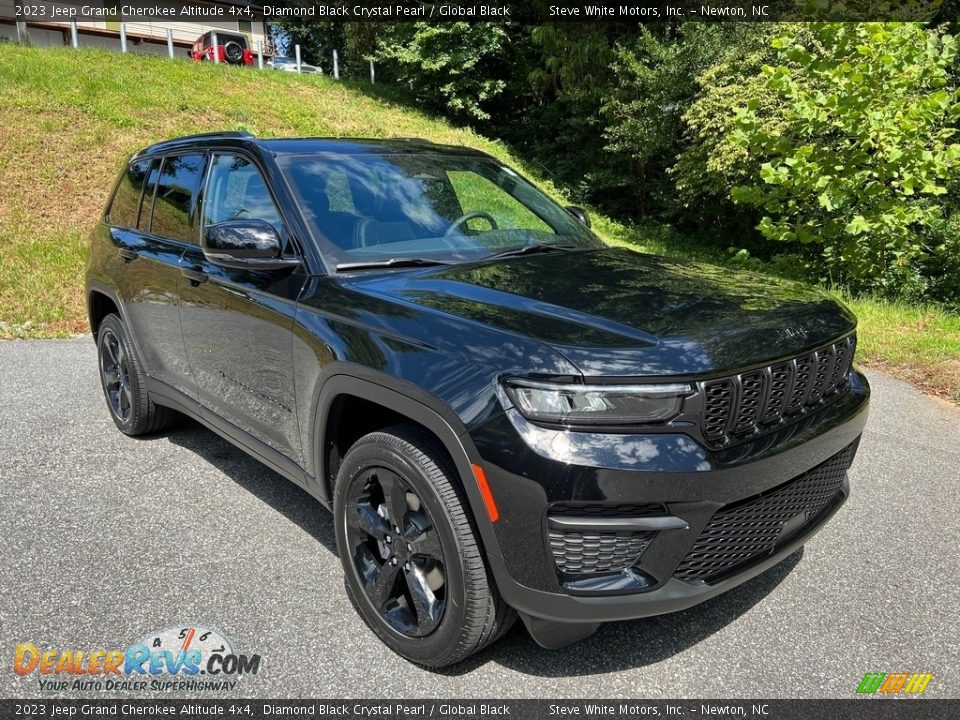 Front 3/4 View of 2023 Jeep Grand Cherokee Altitude 4x4 Photo #4